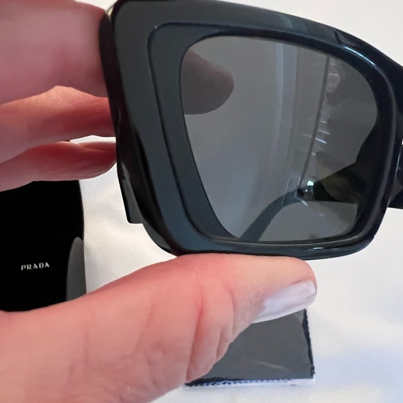 Prada
Marble Acetate Butterfly Sunglasses Black - Picture 4 of 8